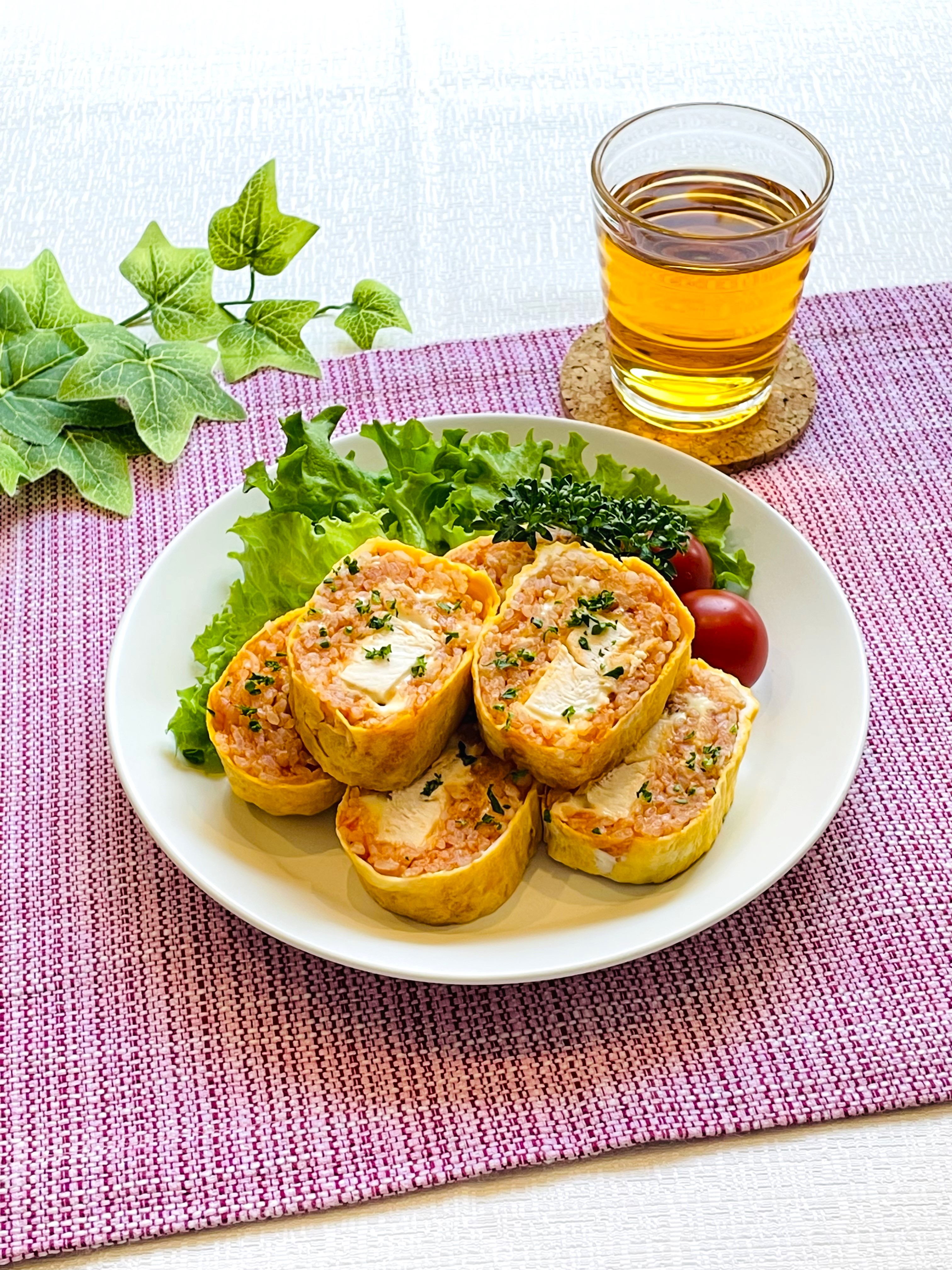 【サラダチキンで簡単！チーズ入りロールオムライス】